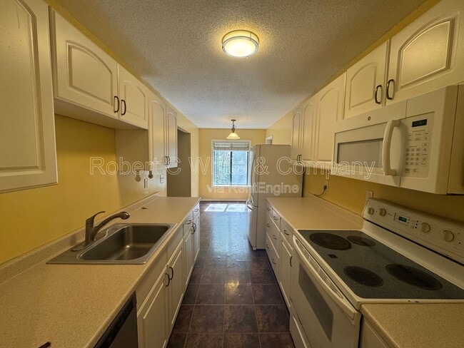 Building Photo - 95 Woodsedge Dr