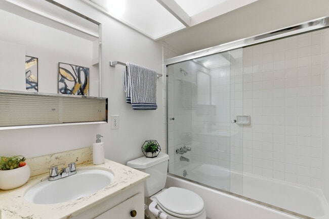 Building Photo - 1123 San Ramon Valley Blvd