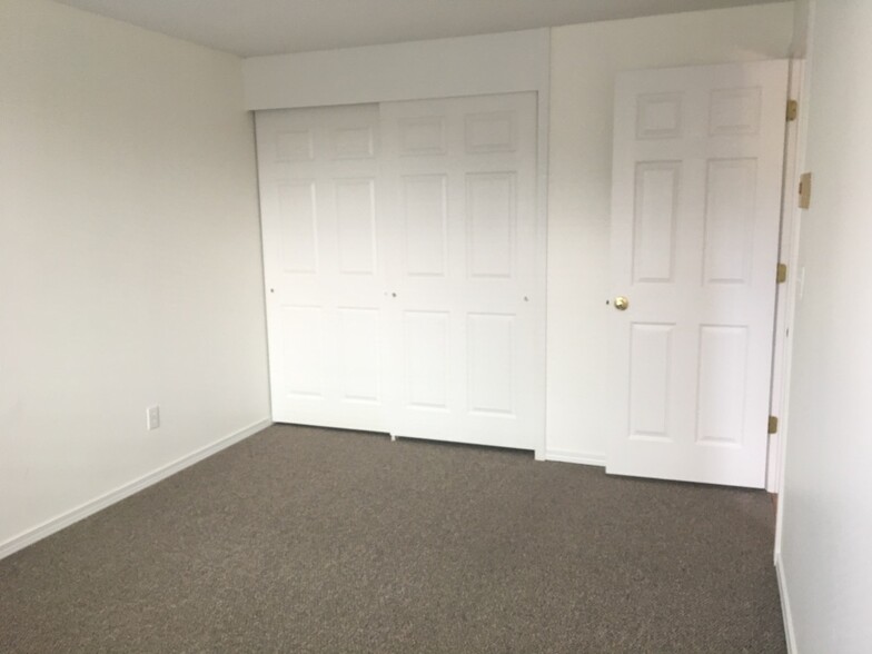 Building Photo - 4925 SE 71st Ave