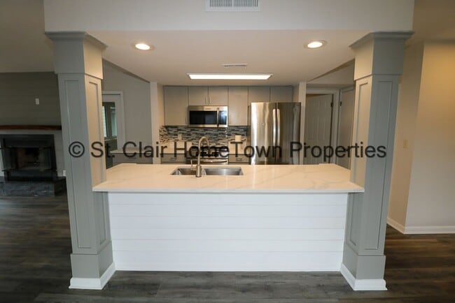 Building Photo - Upstairs Unit on Logan Martin Lake