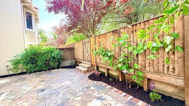 Building Photo - Charming and Move-in Ready 3BD/2.5BA, Two-Story Townhouse in Miravilla at Gale Ranch, San Ramon- ...