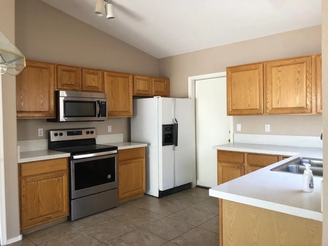 Building Photo - COMING SOON! 3 Bed/ 2 Bath Home in Arrowhead Lakes