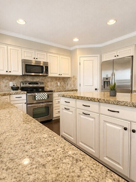 Building Photo - 7136 Ponderosa Dr