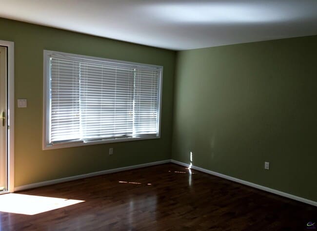 Building Photo - 104 Merlin St