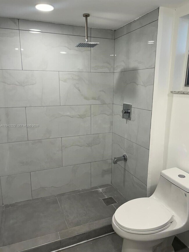 Building Photo - 500 NE 12th Ave