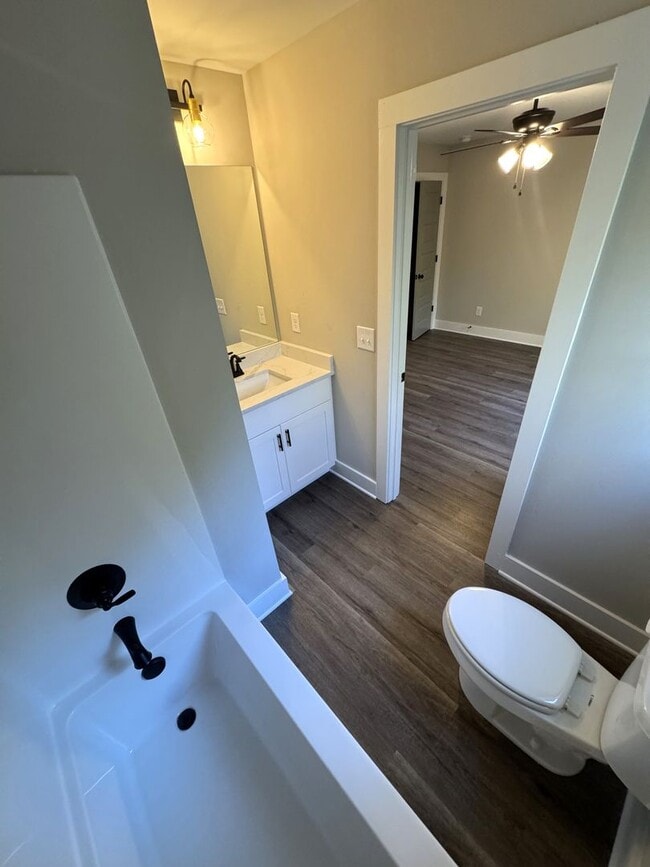 Building Photo - Downtown 4br Home FOR RENT