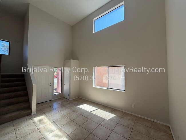 Building Photo - 1634 E Calle Grandiosa