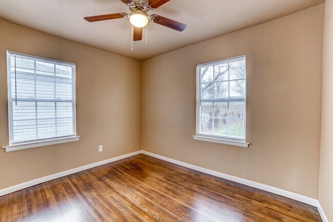Building Photo - 3 Bed / 1 Bath in Tulsa!
