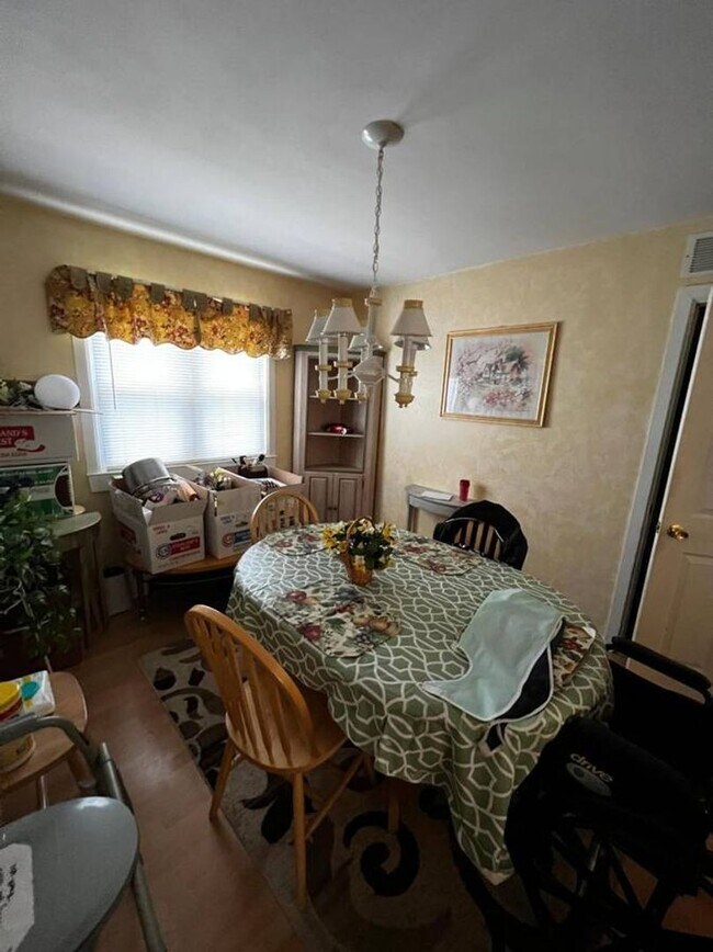 Building Photo - Lovely Cherry Hill Parke 2nd floor 2 bedro...
