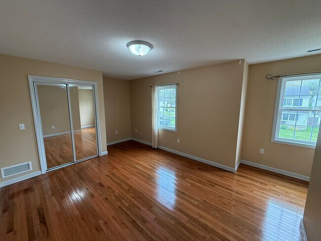 Building Photo - Three Bedroom, Single Family Home Located in Springfield's Pine Point Neighborhood!