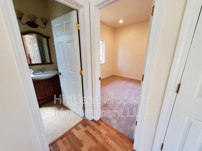 Building Photo - 1247 NE Williams St