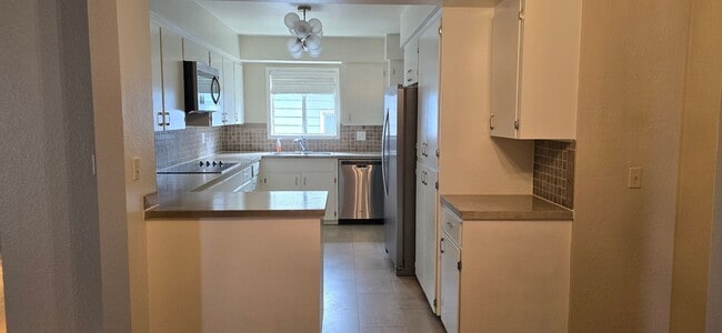 Building Photo - Well Maintained, Centrally Located 3 Bedro...