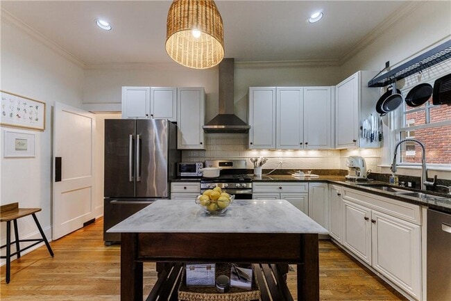 Building Photo - 654 Cresthill Ave NE