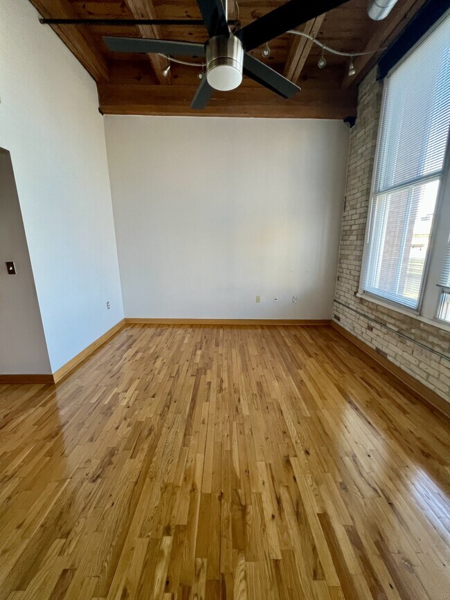 Building Photo - 413 N 2nd St