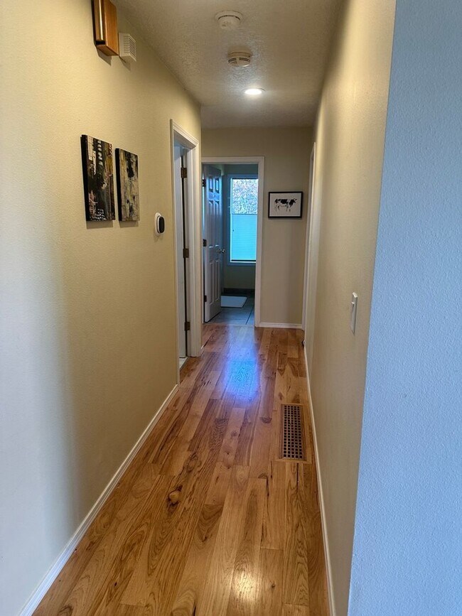 Building Photo - Argay Terrace Day Ranch with Views!