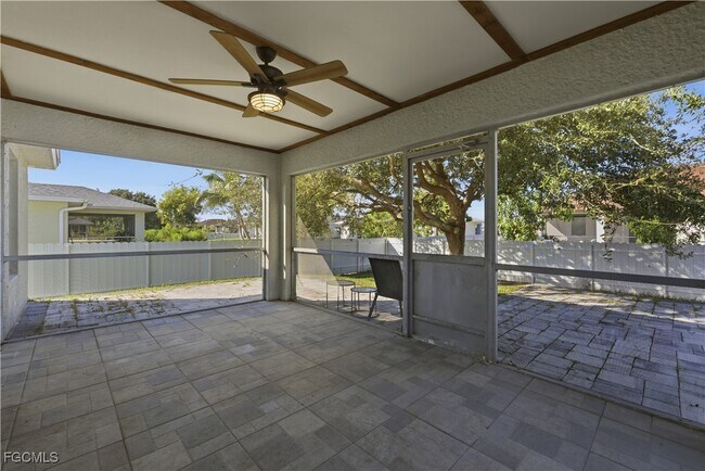 Building Photo - 1134 NE 4th Pl