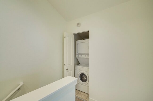 Building Photo - 2Bd/1.5Ba Seattle Townhouse