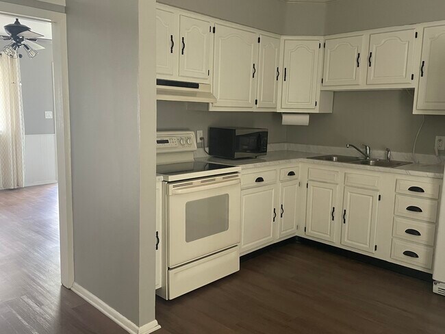 Building Photo - 509 6th Ave