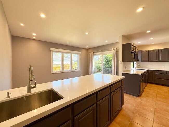 Building Photo - Beautifully Renovated Single-Family Home i...