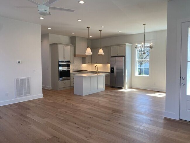 Building Photo - Luxury 4 Bed 3 Bath - 4 Minutes from Downt...