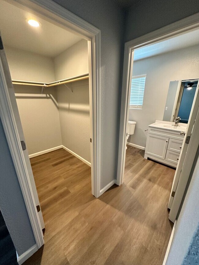 Building Photo - Beautiful 2 bedroom/2 bathroom Available soon!