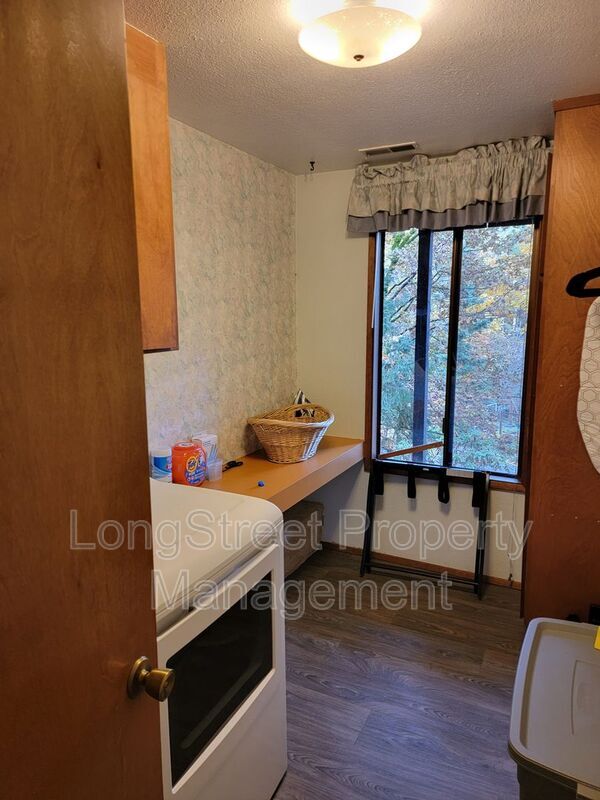 Building Photo - 2720 NW Glenwood Dr