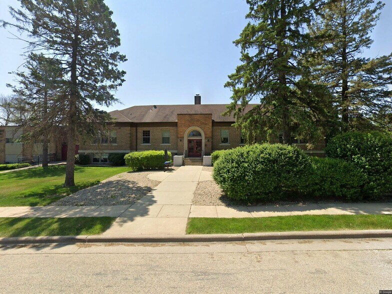 Primary Photo - 139 E North St