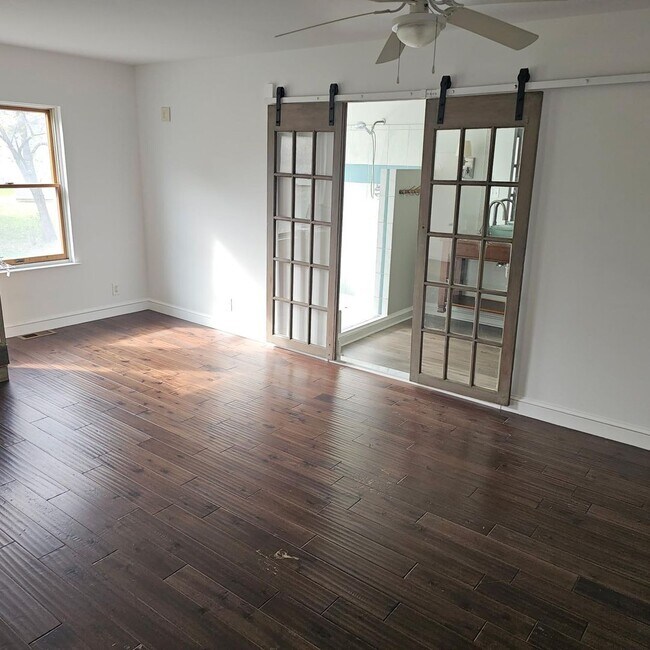 Building Photo - Elegant 5-Bedroom, 4-Bath Home with Expansive Living Spaces