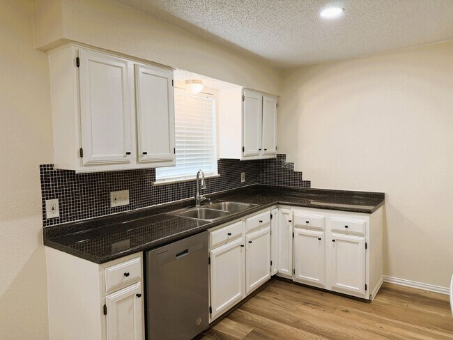 Building Photo - Awesome Freshly Renovated Arlington Home