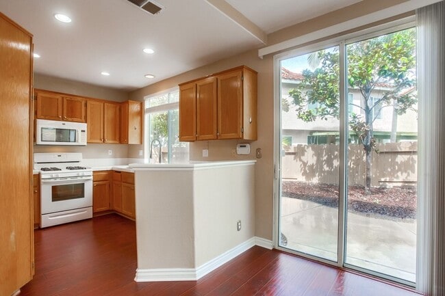 Building Photo - Desirable 3 Bedroom 2 Bath in Ivey Ridge C...