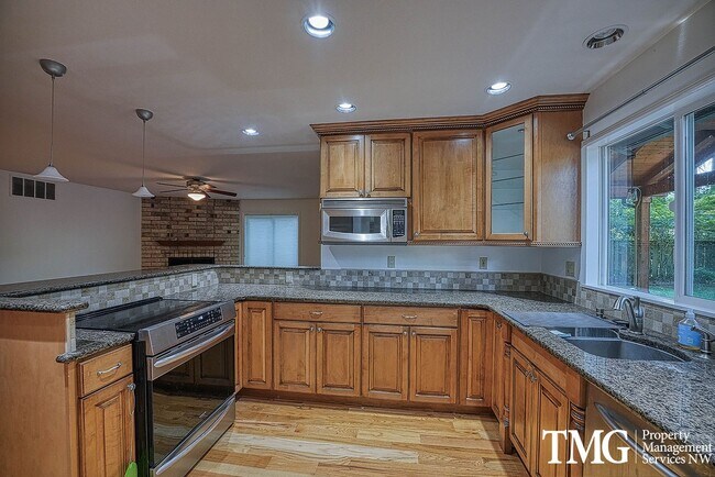 Building Photo - 3841 SE Madsen Ct