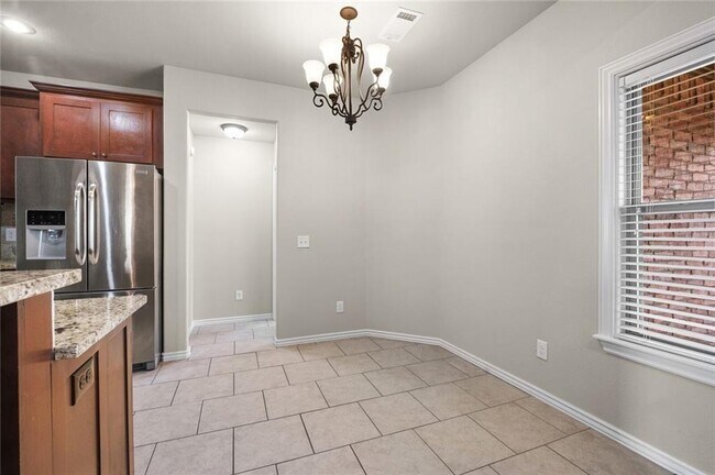 Building Photo - 904 SW Caprington St