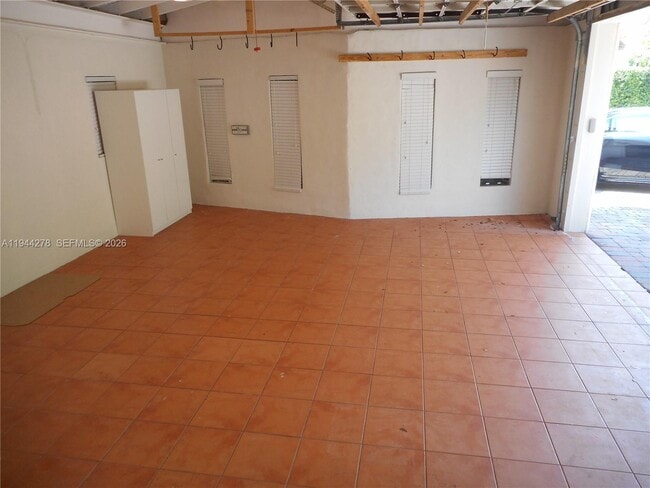 Building Photo - 2325 Magnolia Dr