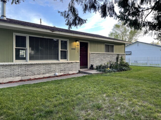 Building Photo - 1055 E 15th N St