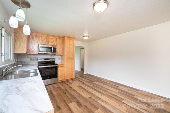 Building Photo - 975 22nd St Pl NE