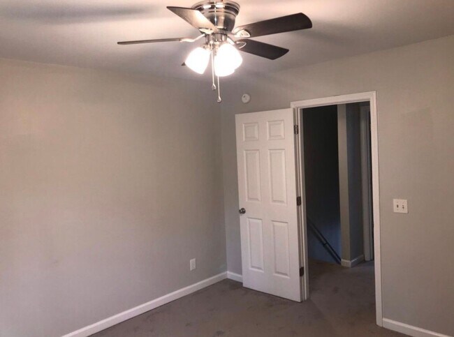 Building Photo - Nice and large 2 BR, 2.5 bath townhouse in Antioch, TN