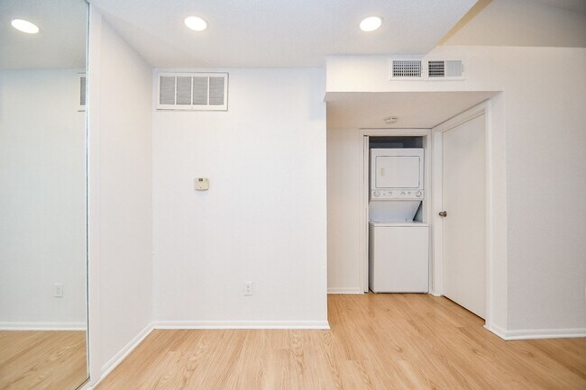 Building Photo - 11201 Lynbrook Dr