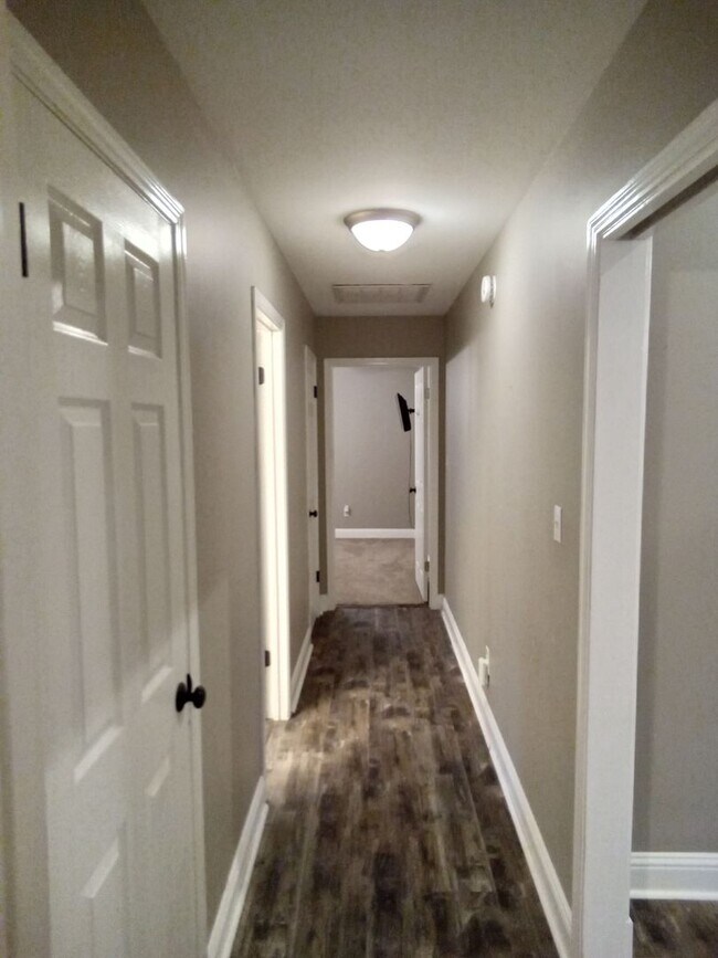 Building Photo - ****Woodlake South****MUST SEE**