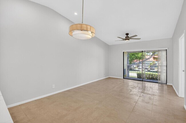 Building Photo - 6649 Somerset Dr