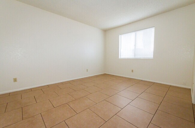 Building Photo - Charming Cul De Sac Home with Fireplace, Central A/C & Garage!