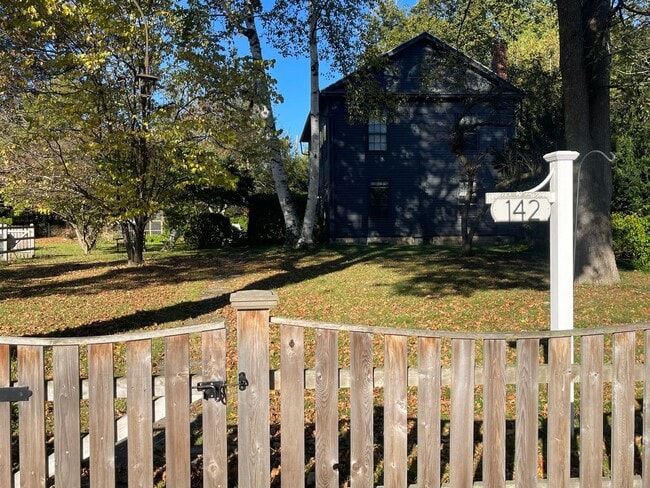 Building Photo - Charming 5-Bedroom 3.5 bath Home for Rent ...