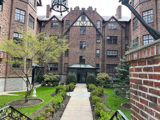 Building Photo - 38-30 Douglaston Pkwy