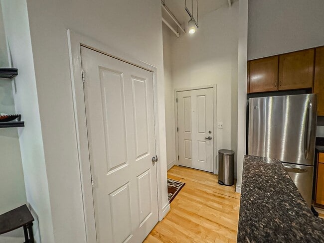 Building Photo - Luxurious 1 Bed 1 Bath Condo In Desired Courthouse Community - Water Included in Rent!