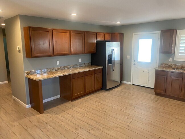 Building Photo - Remodeled 3/2 SFH Glendale, built in 2016
