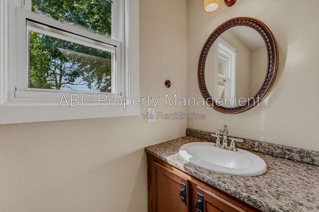 Building Photo - 911 Eicher Ave