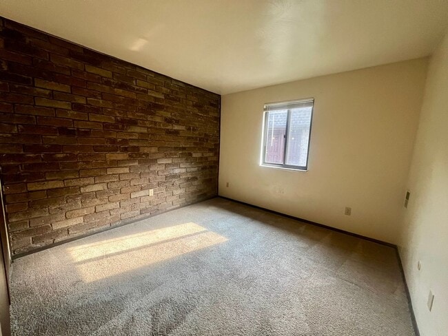 Building Photo - Charming One Bedroom Apartment! Lots of Na...