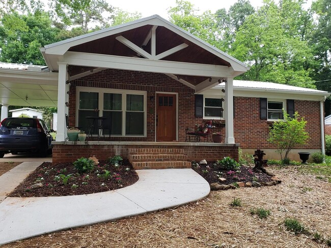 Building Photo - 230 Pine Needle Rd