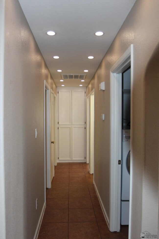 Building Photo - 2090 S 44th Dr