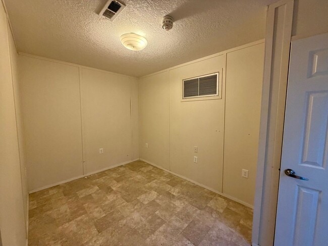 Building Photo - 3 bedroom 2 bath