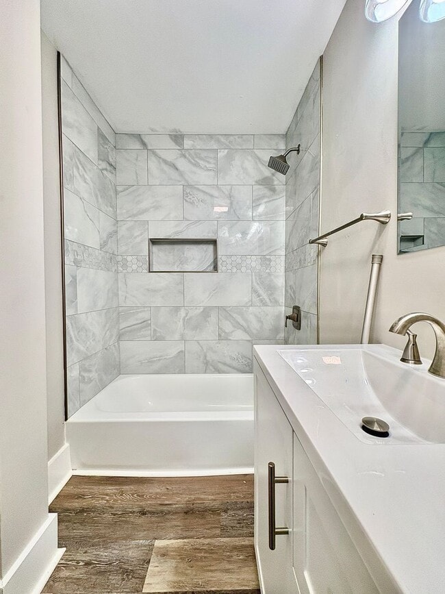 Building Photo - 822 W 4th St